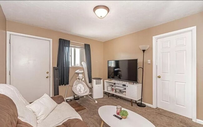 Building Photo - 2 Bed 1 Bath Apartment on Main Street in R...