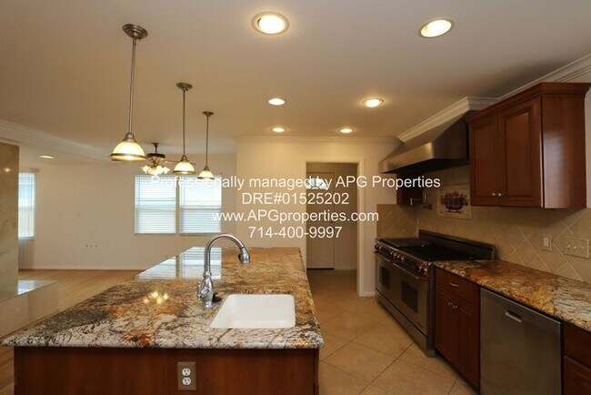 Building Photo - 3 bedroom / 2 bathroom house with 2 car ga...