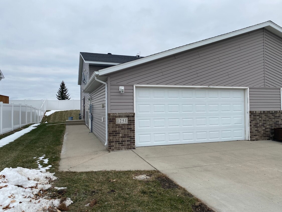 1251 4th St NW, West Fargo, ND 58078 House for Rent in West Fargo, ND