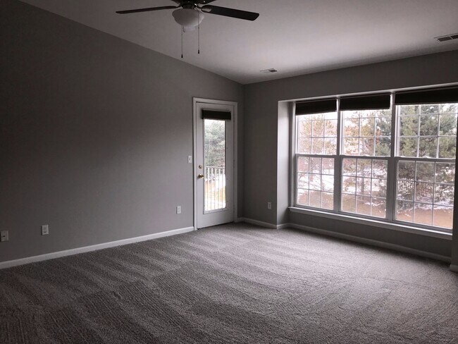 Foto del edificio - Sharp 2 bedroom, 2 bath upper condo in Nottingham  Cove sub for lease $1700 a month.