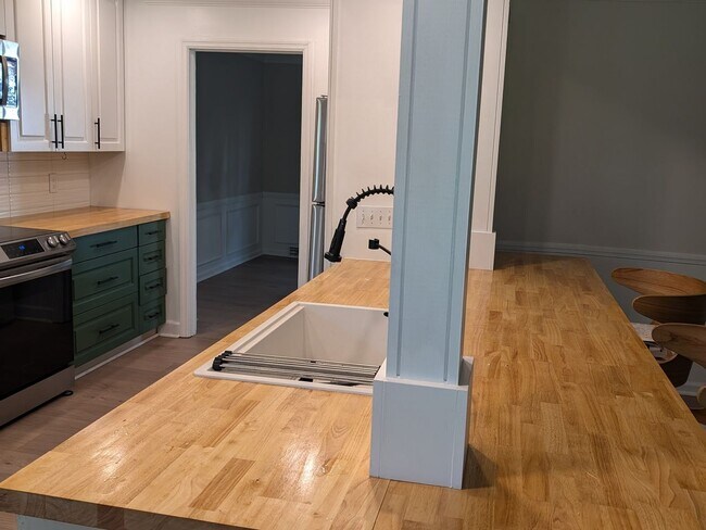 Building Photo - 4 Bedroom Single Family Home in Charleston