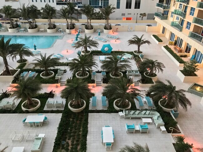 Balcón con vista a la piscina - 2501 S Ocean Dr