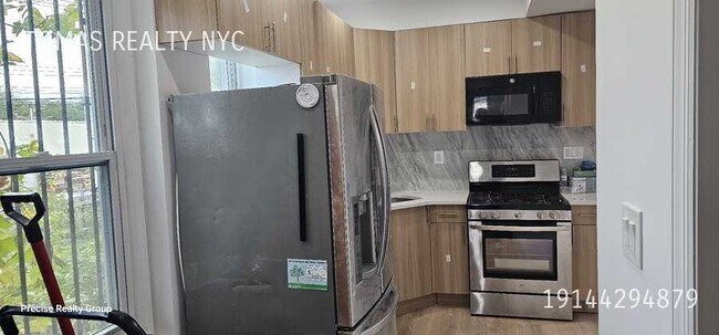 Building Photo - 988 Adee Ave