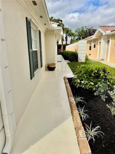 Foto del edificio - 7630 Pesaro Dr