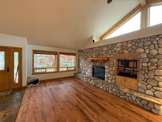 Foto del edificio - Beautiful 3 Bed/2 Bath Single Family Home in Awbrey Butte Neighborhood
