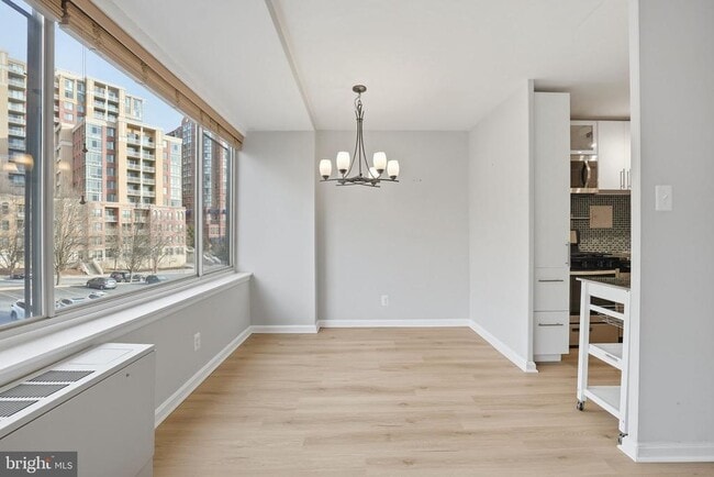 Building Photo - 1210 N Taft St