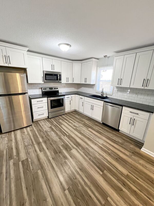 Foto del edificio - 5223 Farley Ln