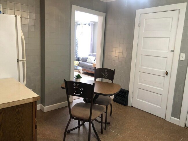 Building Photo - 2821 Wicklow St