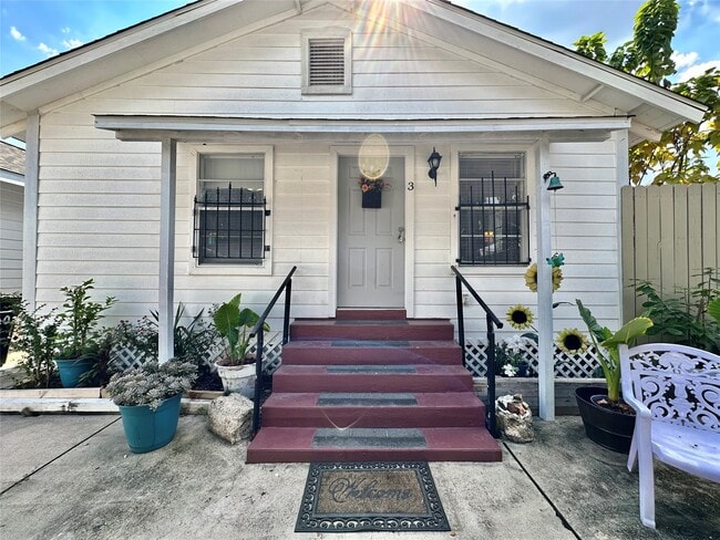 Building Photo - 305 N Live Oak St