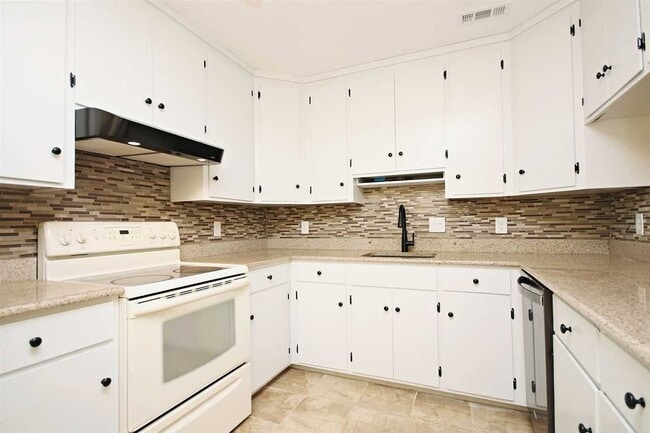 Foto del edificio - 2 Bedroom Condo in Birnam Wood