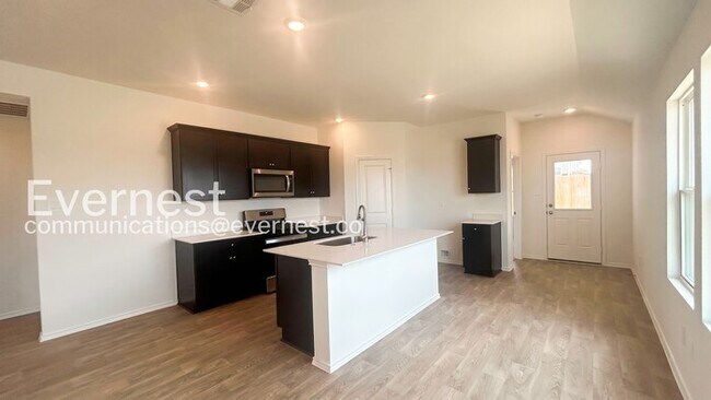 Building Photo - 3 Bed/2 Bath Home with Garage / Pet-Friendly / Vouchers Accepted / Available Now!