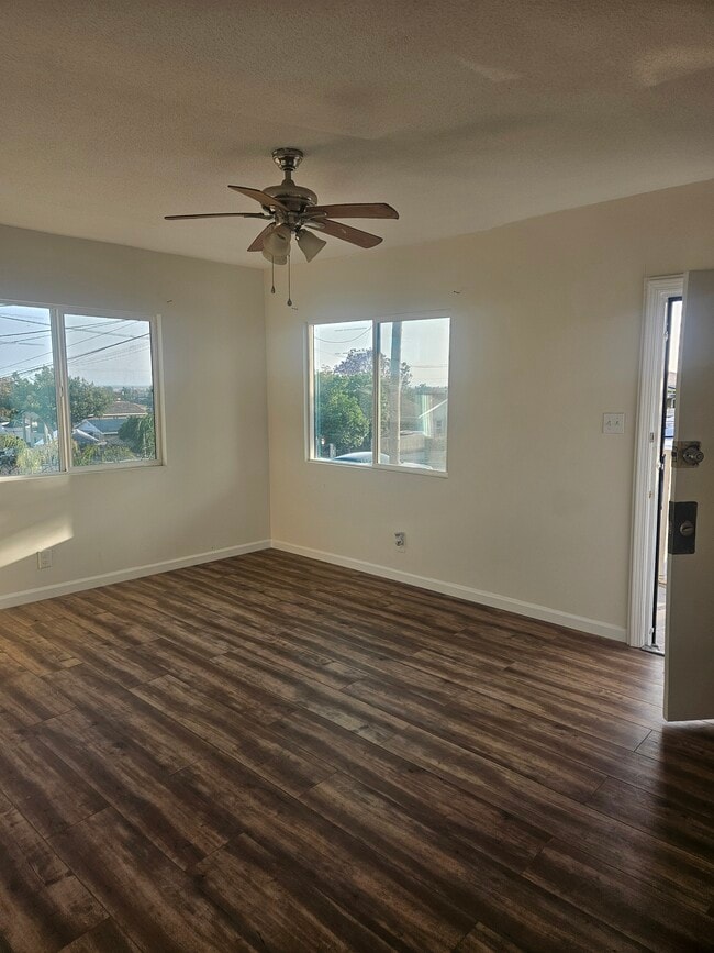 Living room - 916 N Ditman Ave