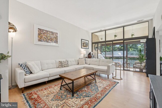 Foto del edificio - 1639 Parkcrest Cir
