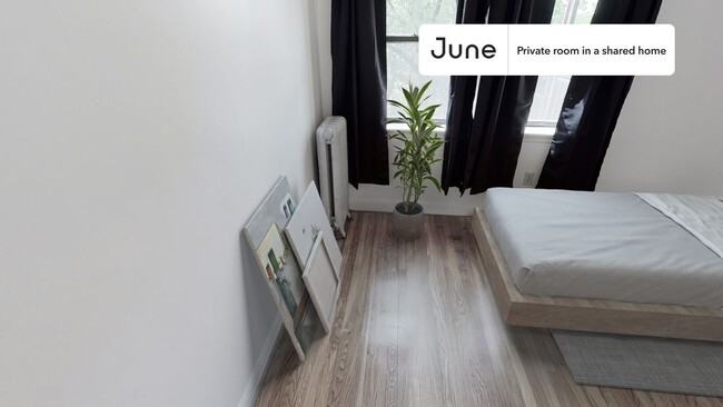 Building Photo - Private bedroom in 4 bed/2 bath Home
