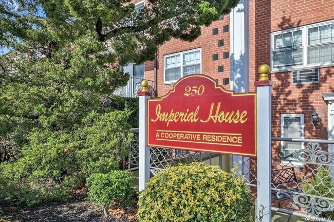 Foto del edificio - 250 N Village Ave