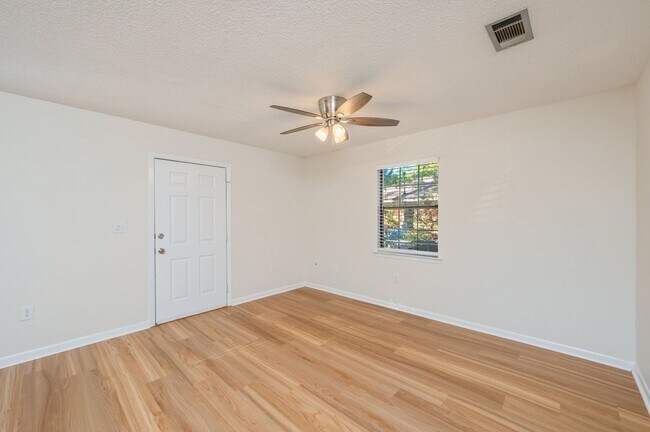 Building Photo - Cozy duplex in the heart of Niceville!