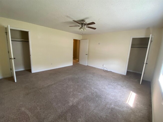 Building Photo - 728 Tara Ct