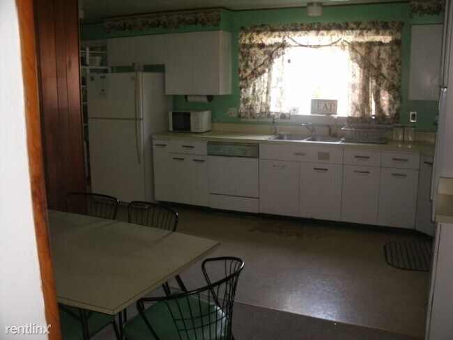 Building Photo - 4 br, 2.5 bath House - 216 North Street