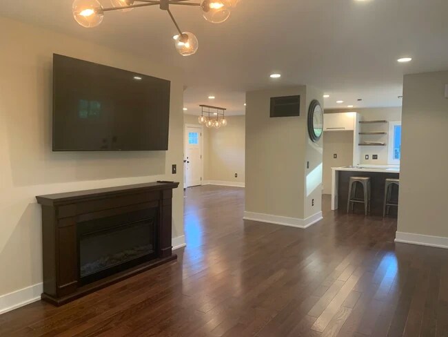 Foto del edificio - 702 E Maxwell Ln