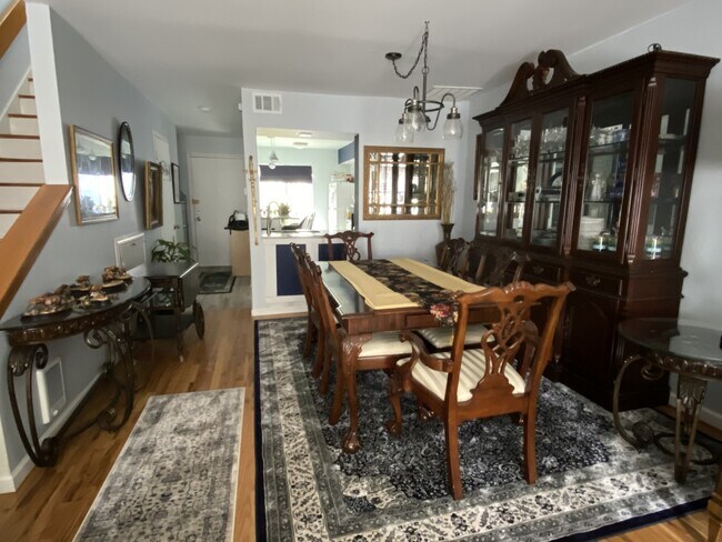 Comedor - 4 Staunton Ct