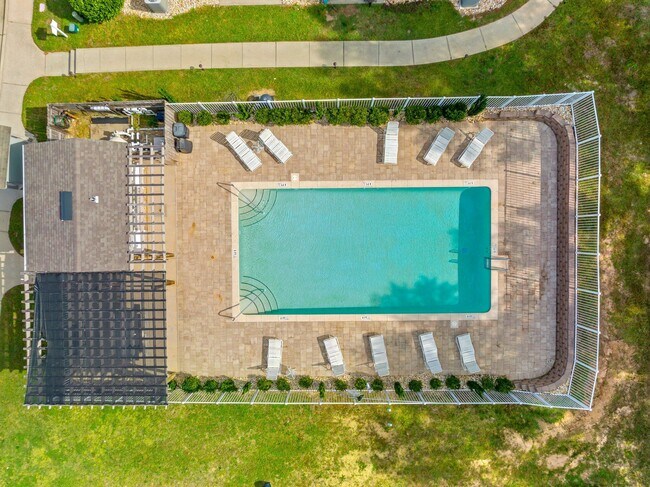 Foto del edificio - 721 Arbor Lake Dr