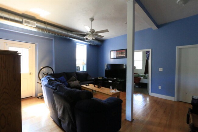 Foto del edificio - 205B Highland Ave