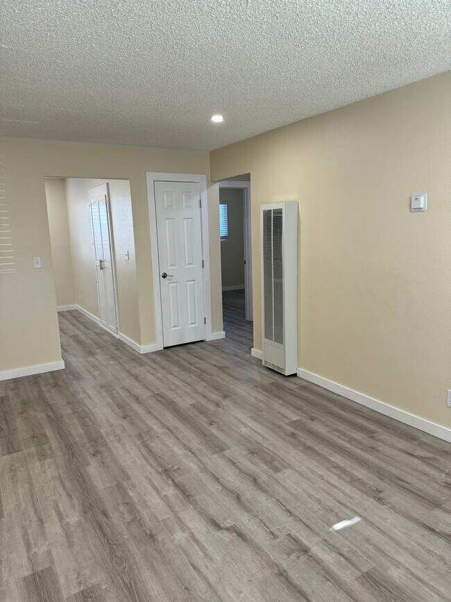 Building Photo - MOVE IN READY 3 BED 1 BATH HALF PLEX IN AN...