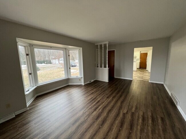 Building Photo - 3 Bed 1 Bath Single Family Home