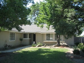 Building Photo - 1607 E Eastbrook Ave