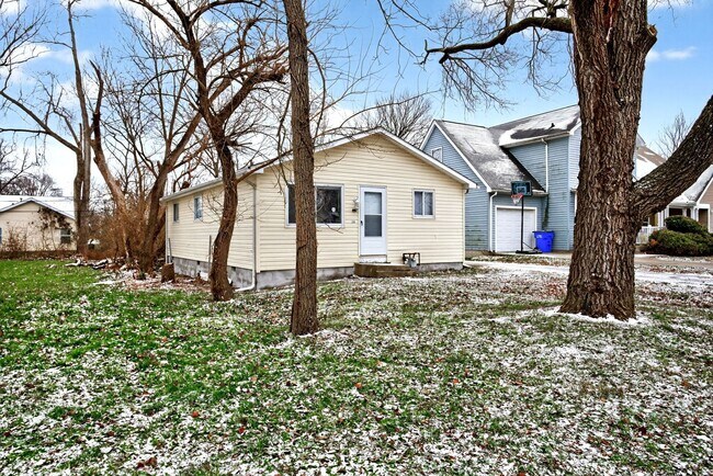 Building Photo - NEWLY RENOVATED 3BR/1BA