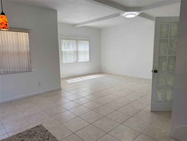 Foto del edificio - 714 NE 4th Ct.