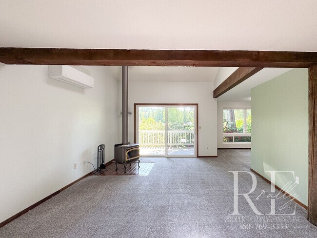 Building Photo - Highland Greens Golf Course Living