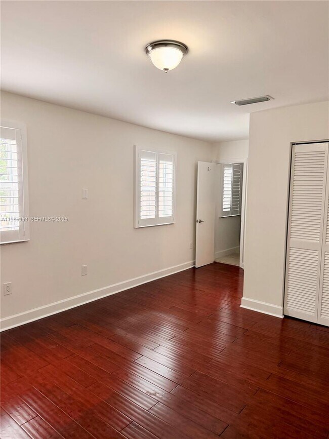 Foto del edificio - 5570 SW 70th Pl S