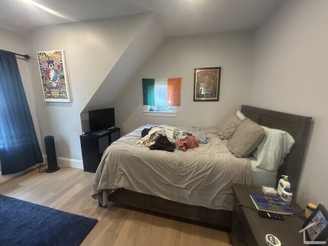 Building Photo - Spacious Modern Brighton 3 Bed Unit Available 9/1/26