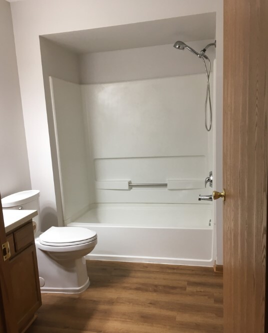 Shower/tub - 135 W Oak Leaf Dr