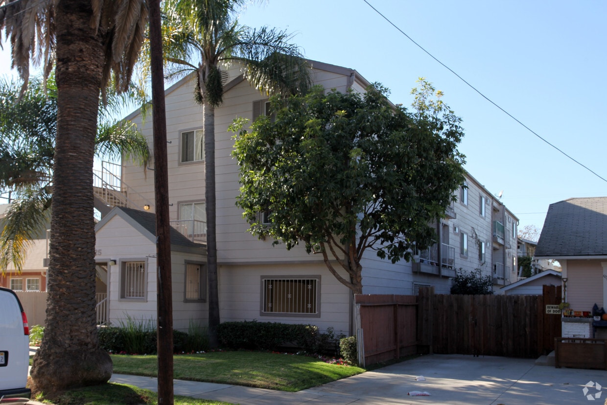 Building Photo - 1025 Bennett Ave