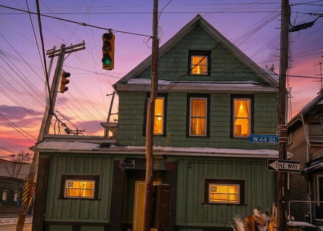 Foto del edificio - 3356 W 44th St
