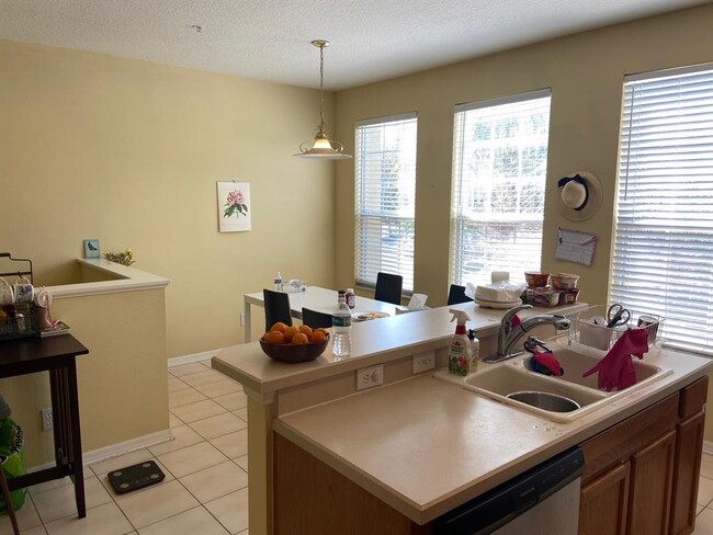Building Photo - 3019 Pointeview Dr