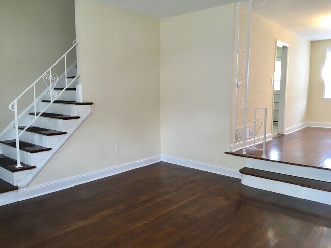 Building Photo - Beautiful 3 Bedroom Townhome in Parkville!