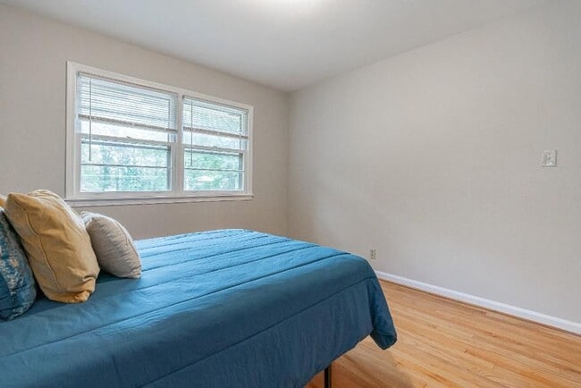 Building Photo - 2719 Knollview Dr