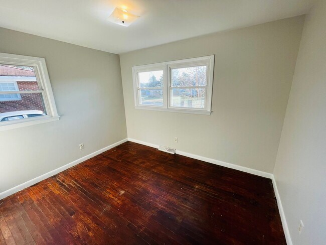 Building Photo - Spacious 3bd /2 ba house