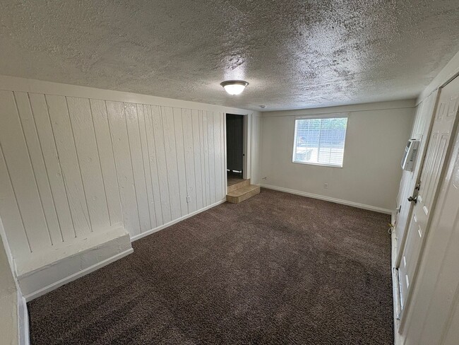 Building Photo - Charming NW Visalia Home Available Now!