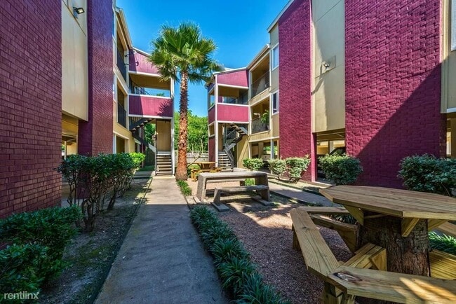 Building Photo - Studio, 1 bath Condo - 3030 S Broadway St ...