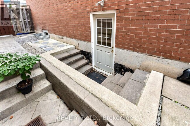 Building Photo - 62 Fairlane Crescent