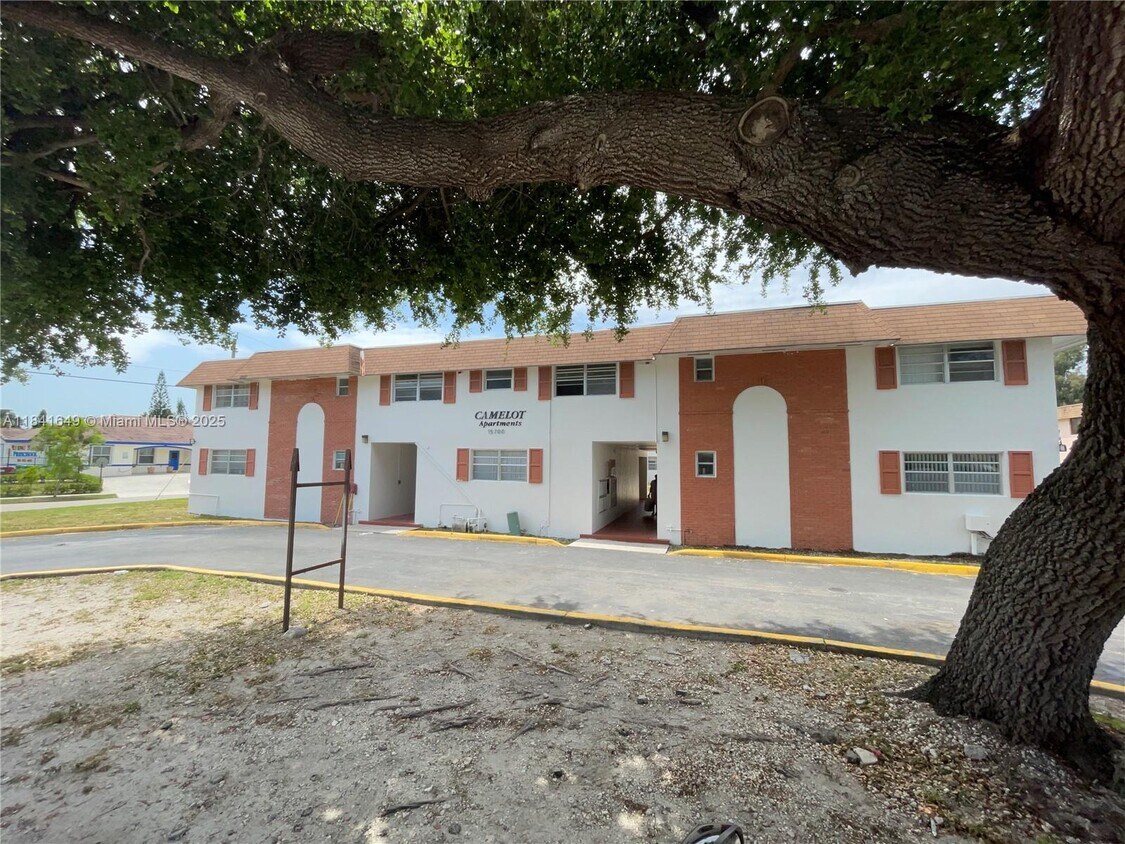 Foto principal - 15700 NW 2nd Ave