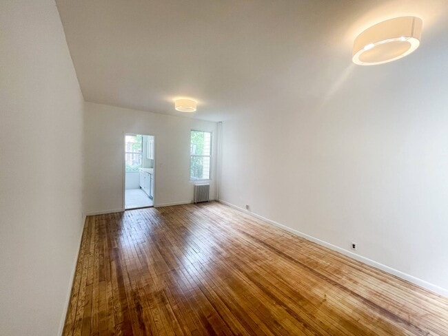 Building Photo - 72-45 60th Ln