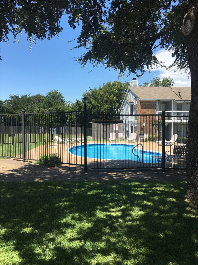 Foto del edificio - 4301 Lakeshore Villa Dr