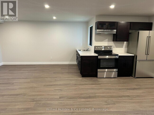 Photo du bâtiment - 380 1st Ave N
