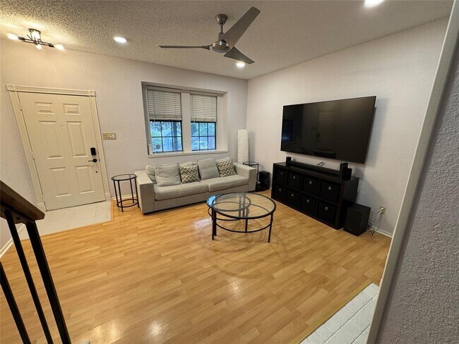 Foto del edificio - 1411 Gracy Farms Ln