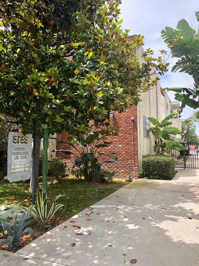 Foto del edificio - 3739 Clarington Ave